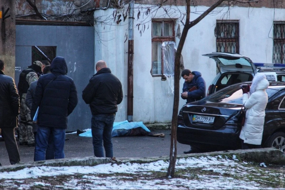 У Одесі поліція та ТЦК оглядують тіло втікача після стрілянини