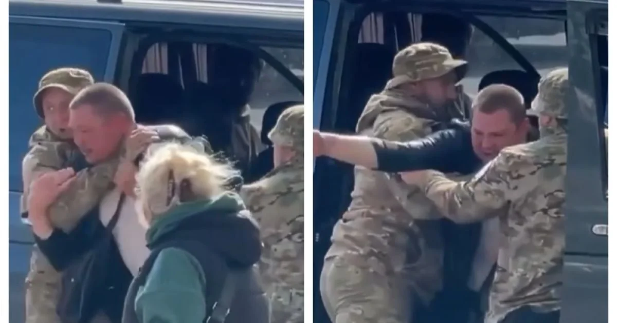 У Одесі співробітники ТЦК силоміць затягують мобілізованого в автобус