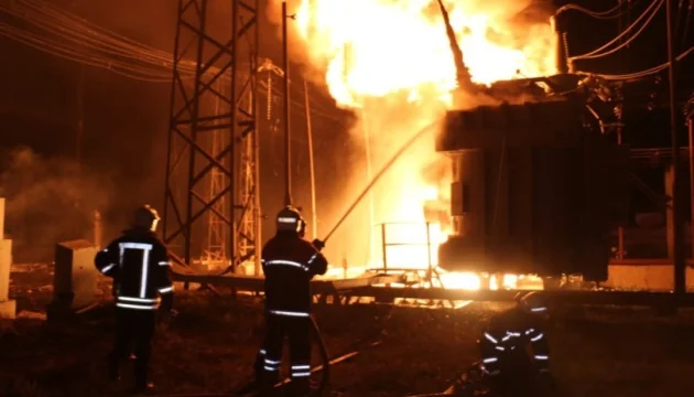 Пожарные тушат пожар на поврежденной Западноукраинской электросубстанции.