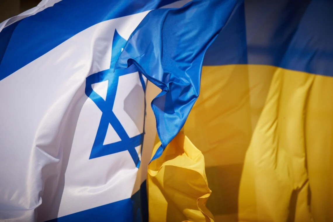 Флаги Украины и Израиля символизируют солидарность против иранского режима