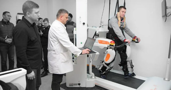 Пацієнт у реабілітаційному екзоскелеті тренується на біговій доріжці в Ужгородській лікарні