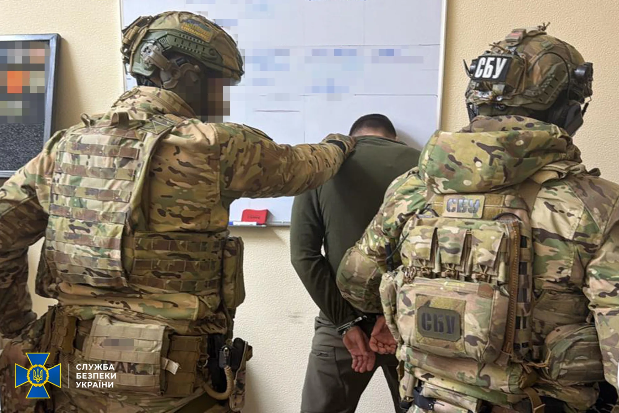 Андрій Українець у наручниках під час арешту ВАКС за корупцію в Повітряних Силах ЗСУ