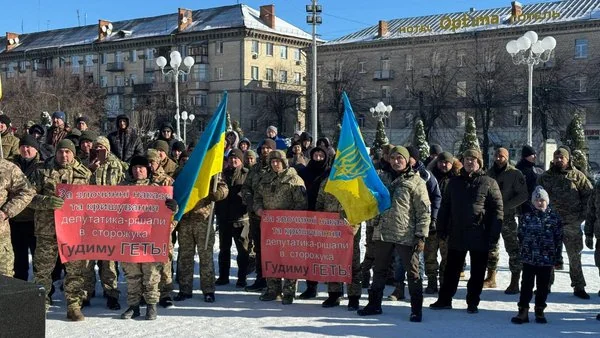 Ветерани Черкас мітингують під ОВА з прапорами та банером за Русінова