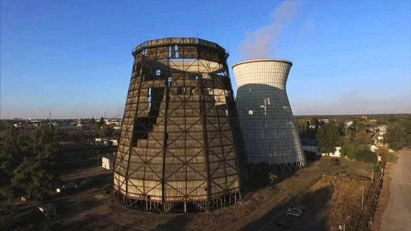 Пошкоджена Дарницька ТЕЦ у Києві: руйнування градирень та дим з димаря