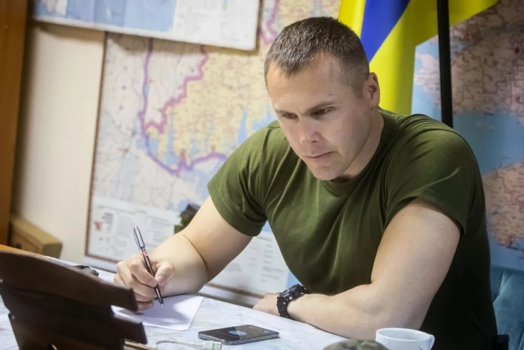Нардеп Федір Веніславський за столом з картою України про війну та вікно можливостей навесні