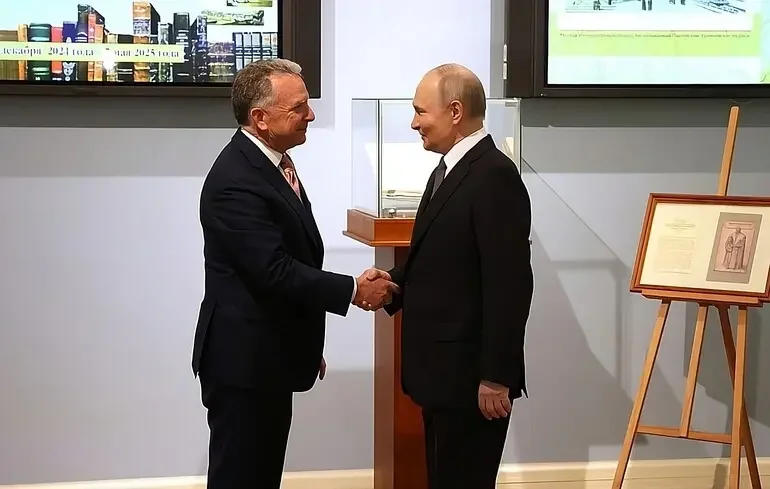 Емісар Путіна Кирило Дмитрієв потискає руку Володимиру Путіну на тлі моделі міста