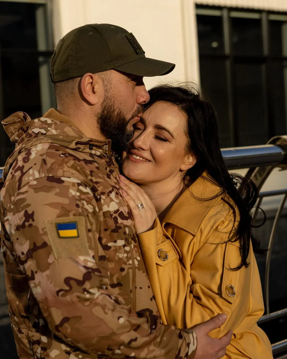 Соломія Вітвіцька та наречений-капітан ЗСУ Олексій Ситайло в зворушливих обіймах