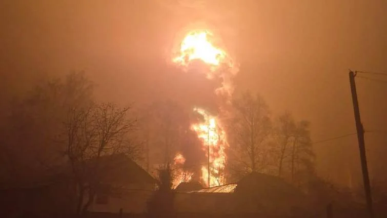 Вогняний гриб від вибуху цистерн після сходу потяга у Тамбовській області