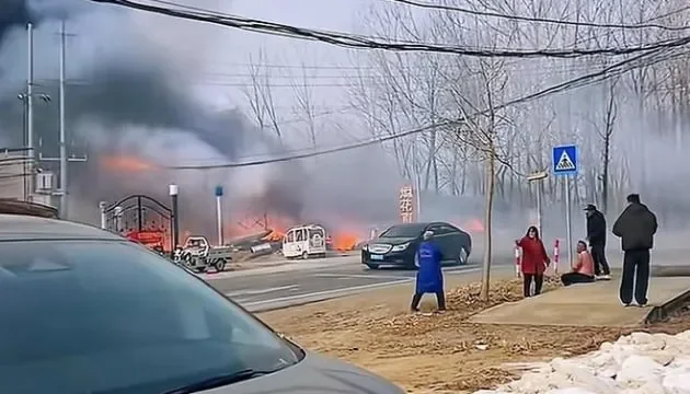 Вибух феєрверків у Цзянсу: густий дим, полумя та люди біля згорілого магазину