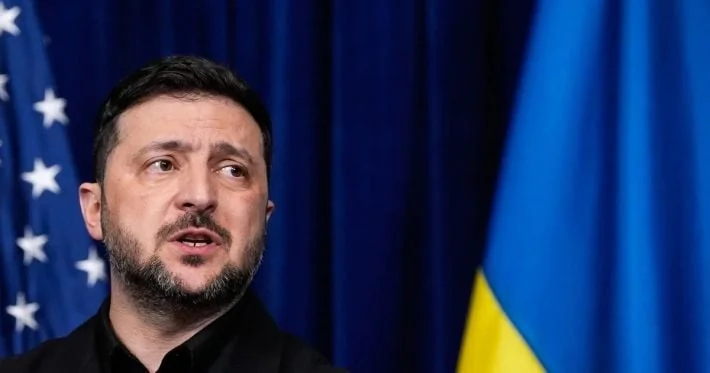 Володимир Зеленський оголошує дати переговорів з РФ у США на тлі прапорів