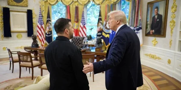 Володимир Зеленський потискає руку Дональду Трампу в Овальному кабінеті Білого дому