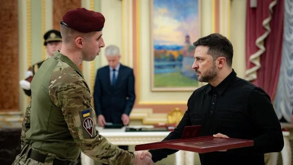 Владимир Зеленский вручает указ о звании бригадирного генерала Денису Прокопенко «Редису»