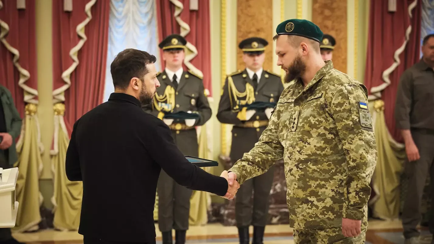 Зеленський тисне руку Денису Прокопенку «Редісу» під час присвоєння звання бригадного генерала