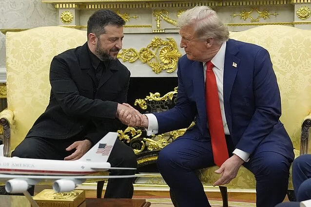 Володимир Зеленський потискає руку Дональду Трампу на тлі моделі літака