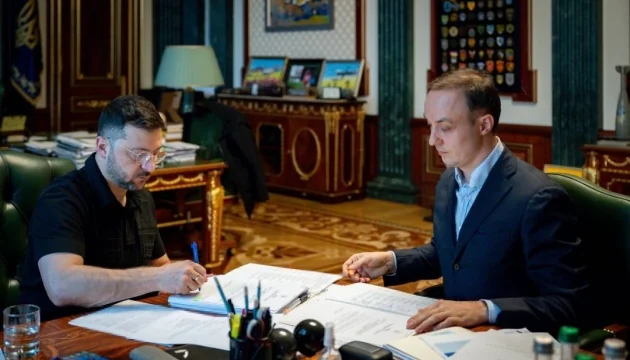 Володимир Зеленський підписує указ про санкції проти 10 російських логістів