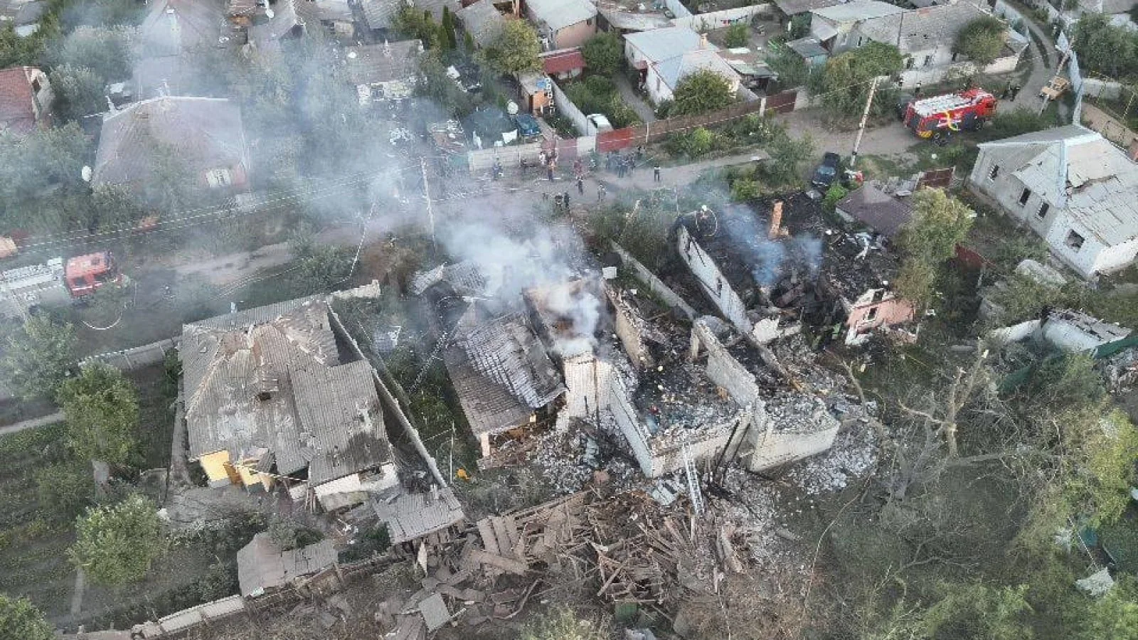 Наслідки авіаудару по Глухівській громаді: зруйноване підприємство з пожежами та димом