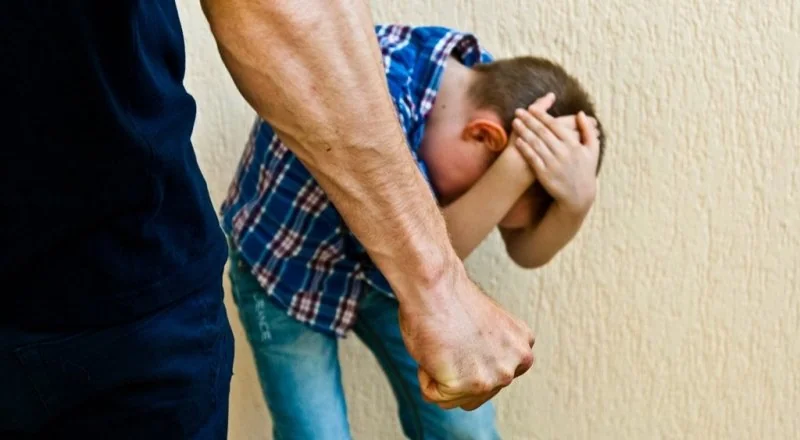 Отец бьёт 10-летнего сына кулаком за конфеты на Полтавщине