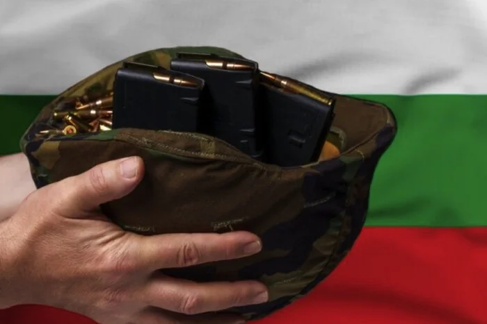 Камуфляжний шолом з патронами та магазинами на тлі прапора Болгарії для PURL Україні