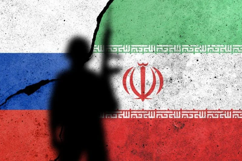 Розколоті прапори Росії та Ірану з силуетом солдата символізують неспроможність РФ допомогти Тегерану