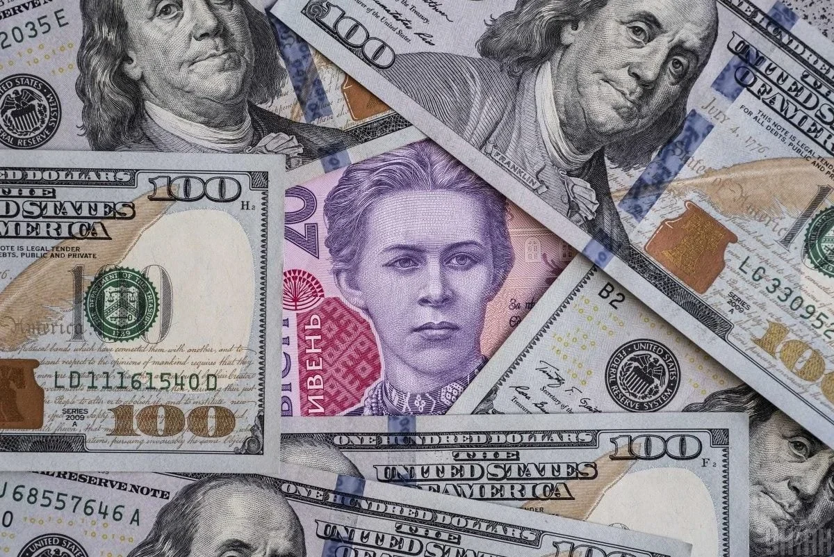 Купюри долара США та гривень, прогноз курсу до 50 грн за долар банкіра