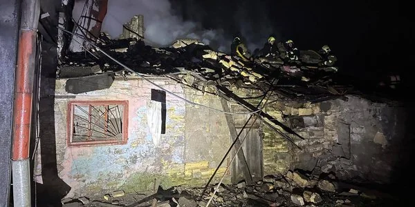 Зруйнований будинок в Одесі після удару дроном РФ: пожежа і вогнеборці на місці