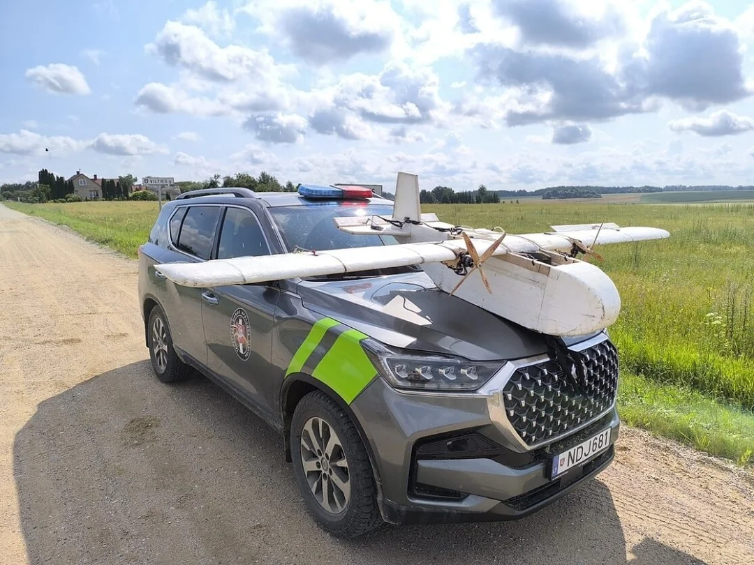 Розбитий дрон на литовському поліцейському авто у районі Вярняй після атаки на порт Приморськ