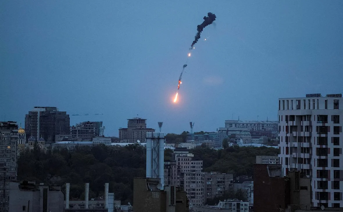 Дрон падає над Києвом: траєкторія з димом і вогнем на тлі висоток столиці