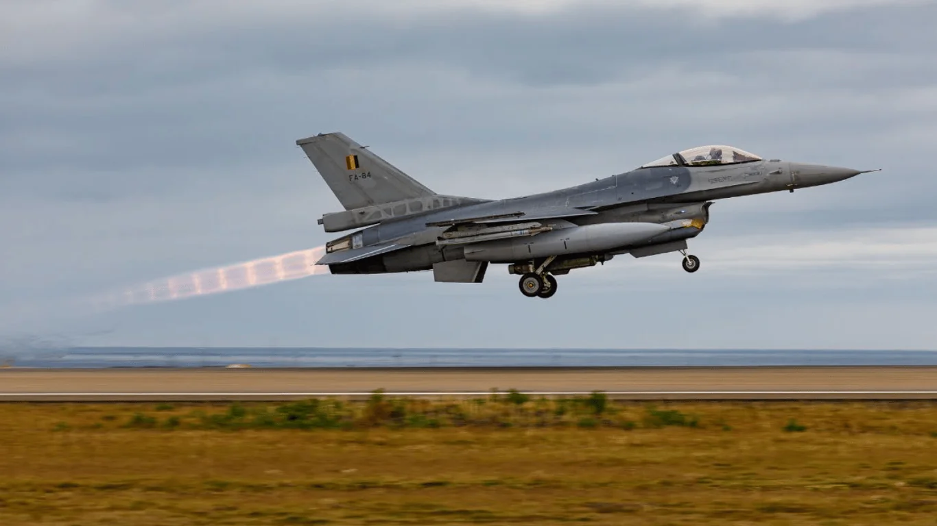 Бельгійський винищувач F-16 злітає з форсажем, затримка передачі Україні