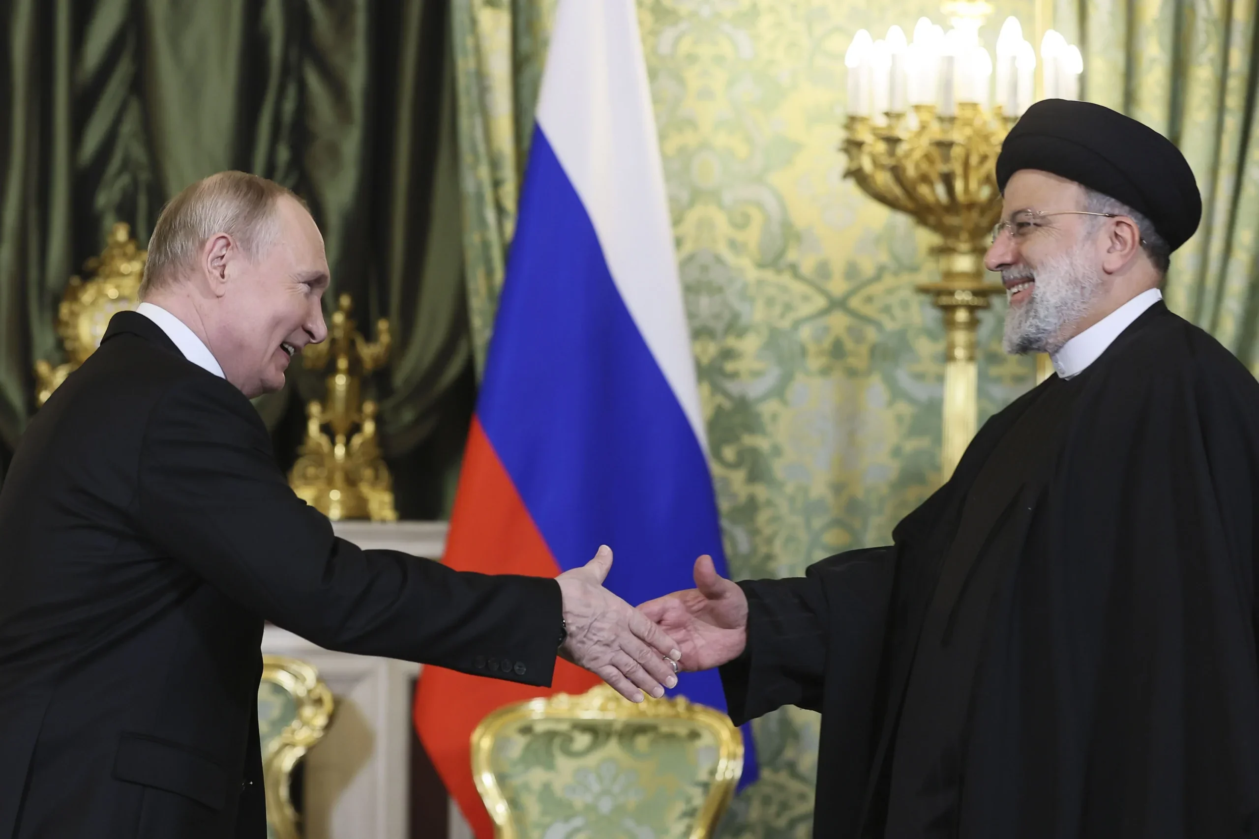 Володимир Путін тисне руку Алі Хаменеї під прапорами Росії та Ірану
