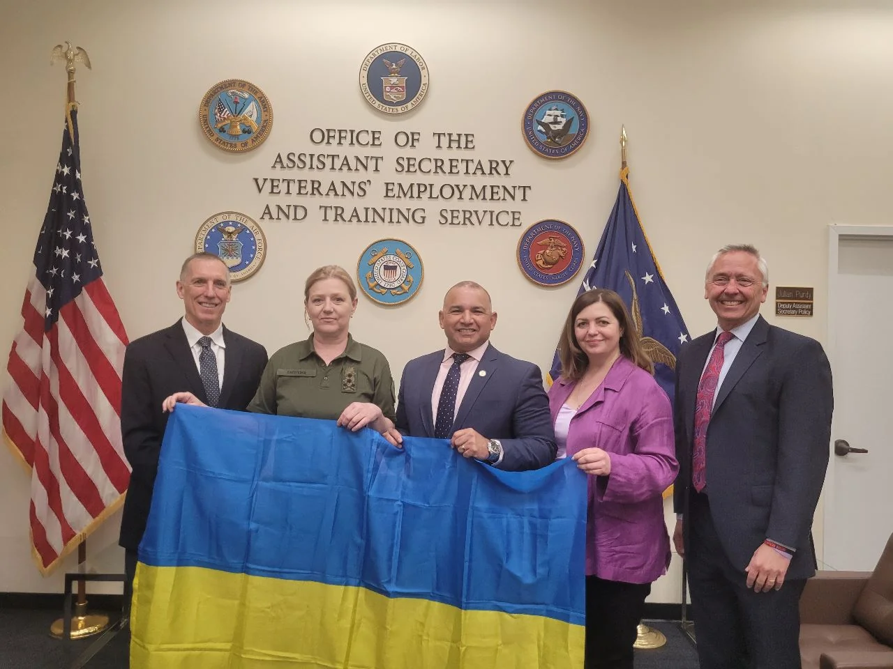 Американські та українські експерти тримають прапор України в службі зайнятості ветеранів США