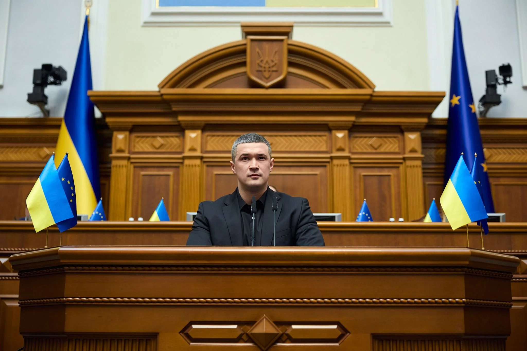 Михайло Федоров за трибуною анонсує системні зміни в мобілізації