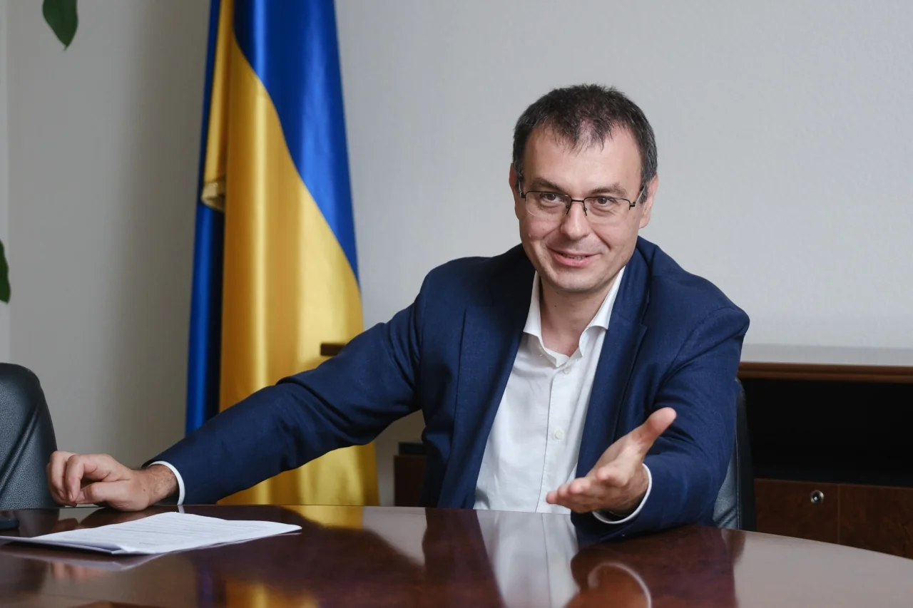 Данило Гетманцев предупреждает о возможном дефиците бензина в Украине в апреле