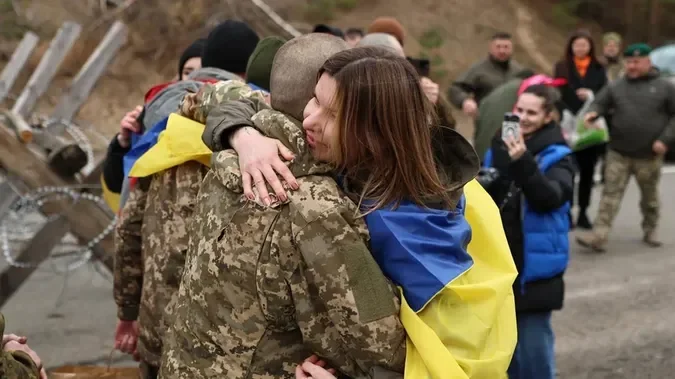 Назарій Далецький у обіймах матері після повернення з російського полону