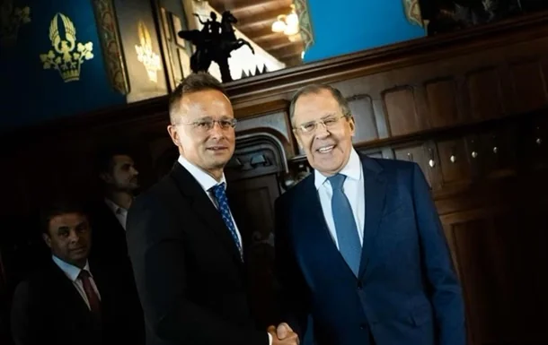Петер Сійярто потискає руку Сергію Лаврову на тлі звинувачень у звязках з Кремлем