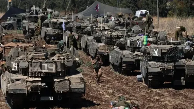 Колонна израильских танков готовится к наступлению на южный Ливан.