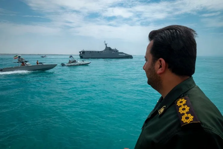 Аліреза Тангсірі, командувач ВМС КСІР, оглядає кораблі в Ормузькій протоці