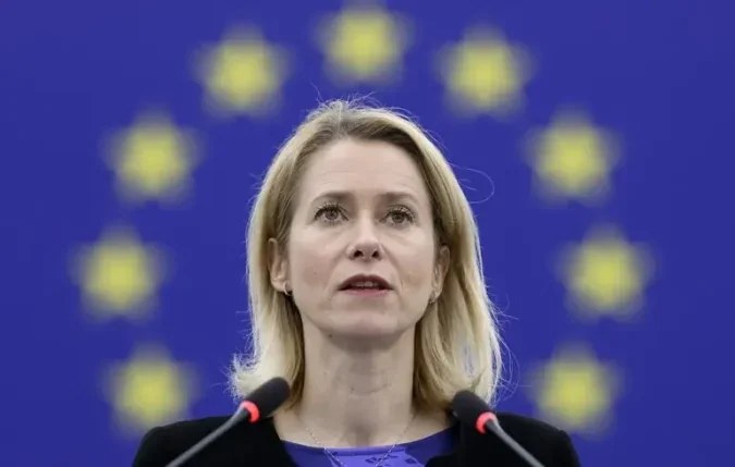 Кая Каллас на тлі прапора ЄС застерігає про послаблення санкцій США на РФ-нафту