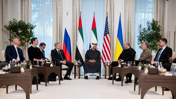 Дипломати Росії, США та України на переговорах з ОАЕ щодо геополітики.