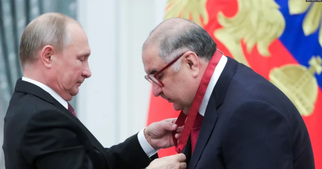 Володимир Путін вручає стрічку керівнику «Соціальний дизайн» за кампанію на користь Орбана