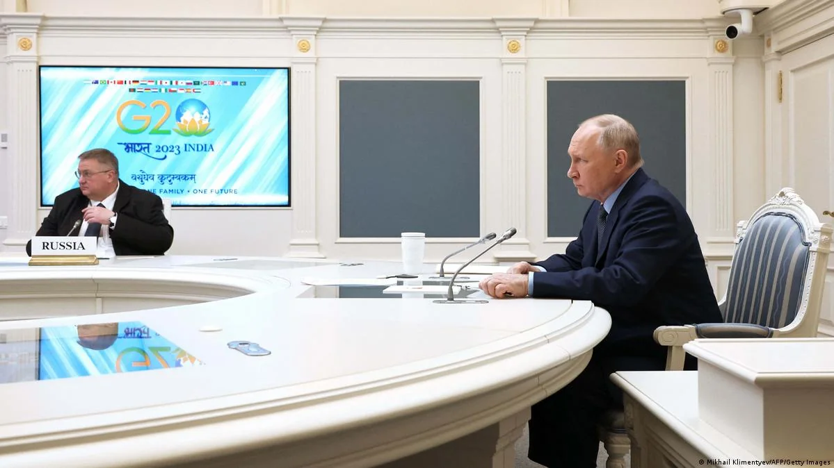 Владимир Путин и Дмитрий Песков на совещании по саммиту G20