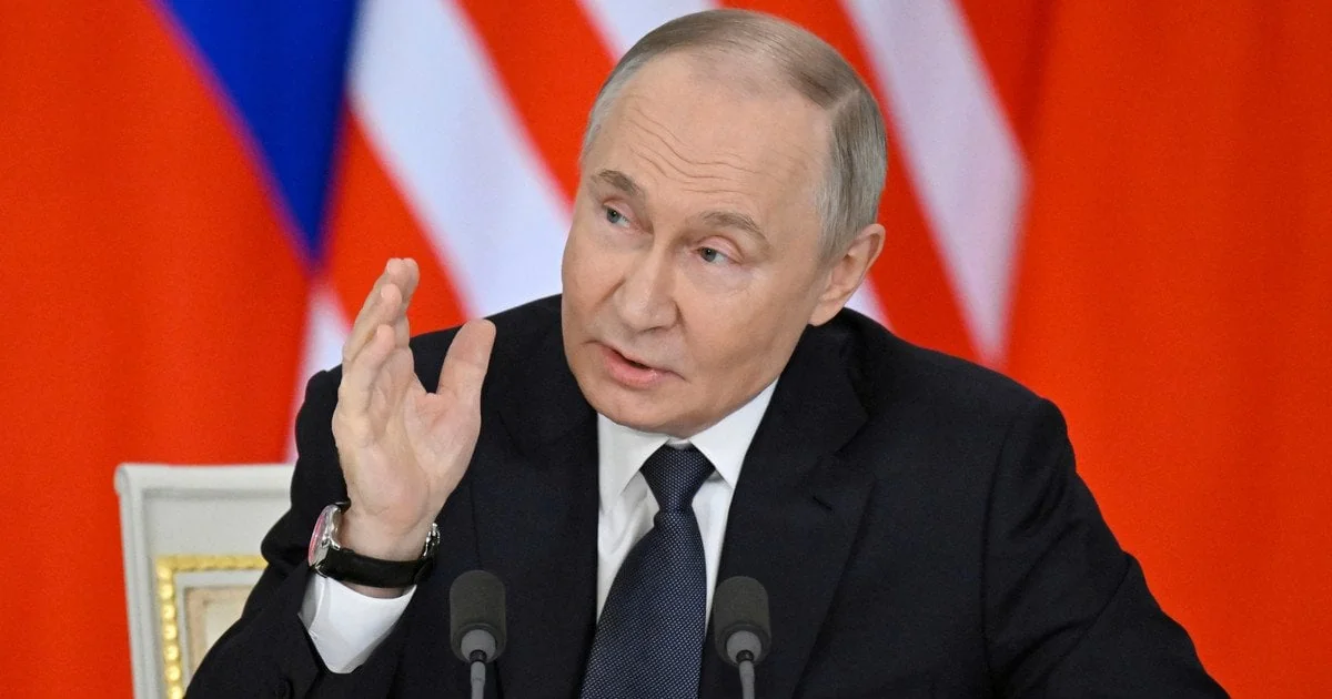 Володимир Путін заявляє про продовження війни в Україні на тлі прапорів РФ