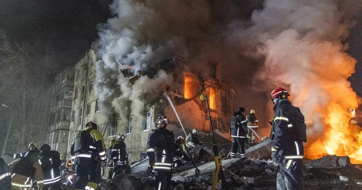Пожежники гасять багатоповерхівку в Броварах після нічного удару ворога