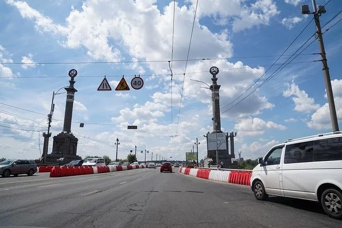 Аварийный мост Патона в Киеве с дорожными знаками и барьерами