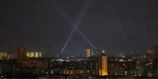 Прожектори ППО над Києвом під час другої повітряної тривоги через балістику.