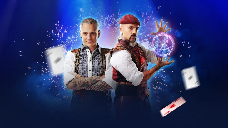 Magic Brothers Артур Томашевський демонструє ілюзію з літаючими картами