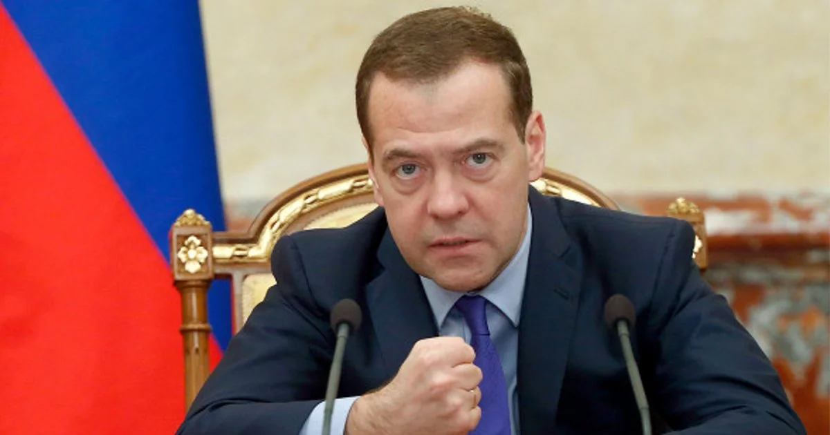 Дмитро Медведєв стискає кулак, відкидаючи переговори з Україною