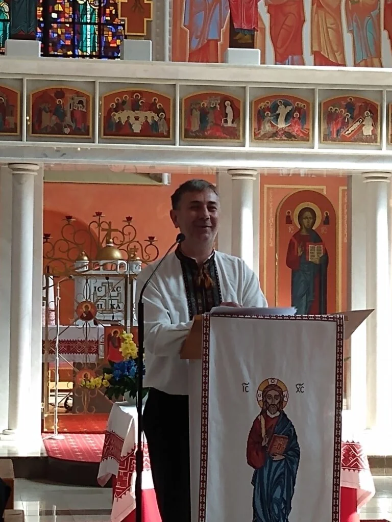 Священник Юліан Тимчук пояснює про музику у Великий піст за церковною кафедрою