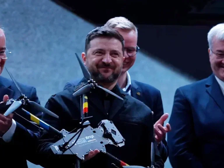 Зеленський з європейськими партнерами тримає безпілотник БпЛА