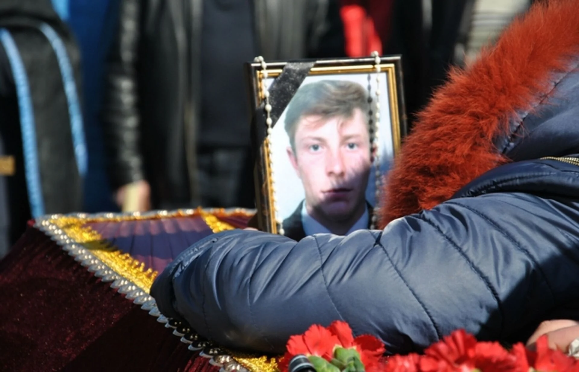 Портрет Богдана Вовка на труні з квітами під час похорону в Гуменці на Львівщині