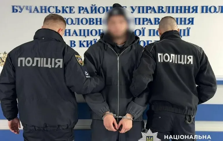 Трьох затриманих за напад на ТЦК у Закарпатті в наручниках у поліції Ужгородського району